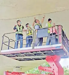  ??  ?? A photo posted on Fadillah's Facebook page shows the team from JKR Sarawak and the consultant firm checking the 'crack' on the flyover yesterday.