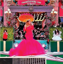  ?? ?? Mariah Carey cerró este año el el desfile de Acción de Gracias en Nueva York. En la imagen de la izquierda, ‘La fuente de bolas de Navidad’, frente a la sede de Chase Bank, en Manhattan.