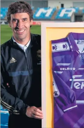  ??  ?? Raúl posa con la camiseta con la que debutó en La Romareda en 1994.