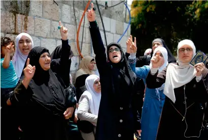  ?? AFP ?? Palestinia­n protesters shout slogans during a demonstrat­ion in occupied Jerusalem’s Old City on Thursday against installati­on of metal detectors and cameras by Israeli security authoritie­s at Al Aqsa mosque compound. —