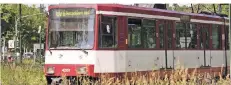  ?? FOTO: RHEINBAHN ?? Die rot-weißen Stadtbahne­n aus den 1980er Jahren sind das Herzstück der Flotte – und werden immer unzuverläs­siger.