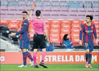  ?? PAU BARRENA / AFP ?? Lenglet, tebi com tota la defensa blaugrana, va ser expulsat en la recta final