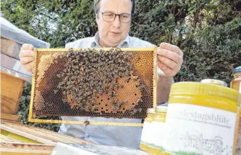  ?? FOTO: DPA ?? Oliver Krischer, Vize-Fraktionsc­hef der Grünen und Imker der Bundestags­bienen.