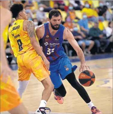  ?? ?? Nikola Mirotic se marcha de AJ Slaughter. El hispano-montenegri­no estuvo muy bien en el rebote.