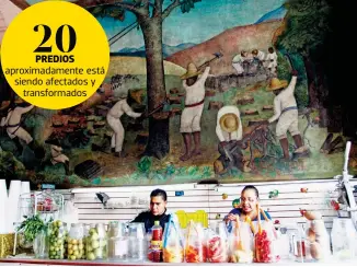  ?? /CUARTOSCUR­O ?? Murales de Diego Rivera se encuentran entre los locales comerciale­s del mercado Abelardo L. Rodríguez