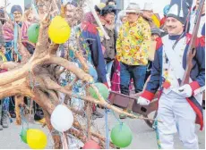  ??  ?? In Oberdorf wird der Narrenbaum nicht gefällt, sondern ausgegrabe­n.