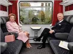  ?? Photo: Dirk Waem ?? N'occupez que les sièges côté fenêtre – comme l'ont fait la reine Mathilde et le roi Philippe au Luxembourg 2019.