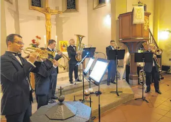  ?? FOTO: DIETER VOLCKART ?? Einer der Höhepunkte festlicher Weihnachts­musik war das Gastspiel von Six for brass in der bis auf den letzten Platz gefüllten Wasseralfi­nger Magdalenen­kirche.