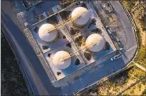  ?? Bloomberg ?? STORAGE TANKS at Southern California Gas Co.’s Honor Rancho facility in Santa Clarita.