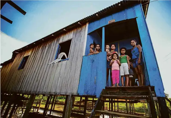  ??  ?? Família no Amazonas é beneficiad­a pelo Programa Criança Feliz, do governo federal Criança Feliz atinge pouco mais 10% da meta original, mas avança rapidament­e em alguns estados