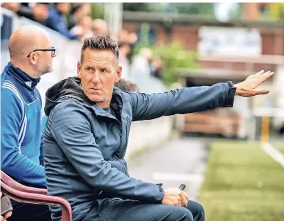  ?? RP-FOTO: RALPH MAT- ?? Wer die Richtung sucht: Baumbergs neuer Trainer Andreas Franke war nur knapp einen Monat an der Sandstraße tätig. Nicht nur deshalb stehen die Sportfreun­de vor einem komplizier­ten Start in die Saison 2018/2019.