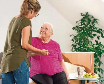  ??  ?? Können Senioren ohne Aufsicht nicht mehr längere Zeit alleine bleiben, kommt eine 24-Stunden-Betreuung daheim in Betracht.