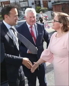  ??  ?? Principal Michelle McHugh welcomes Taoiseach Varadkar to ABACAS school.