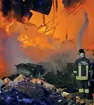  ?? (Foto Milani) ?? Incendio Le fiamme divampate tra i rifiuti