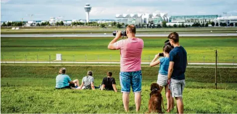  ?? Foto: Matthias Balk, dpa ?? Fliegt da was? Immer öfter zumindest. Der Flughafen München hat die härteste Zeit wohl hinter sich. Sofern die Pandemie unter Kontrolle bleibt.