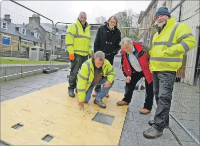  ?? IF F19 Model T preps ?? Personnel from the Powderhall Bronze foundry, with designer Mark Stoddart (third from left) and Chris Robinson, chairman of the fundraisin­g committee (second right) inspect the flagstones in Cameron Square last week, and, right, an artist’s impression...