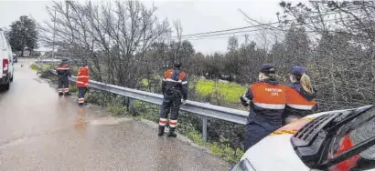  ?? ?? Junto a las Casas Aisladas Protección Civil vigiló durante toda la mañana el nivel del río Gévora. ▷