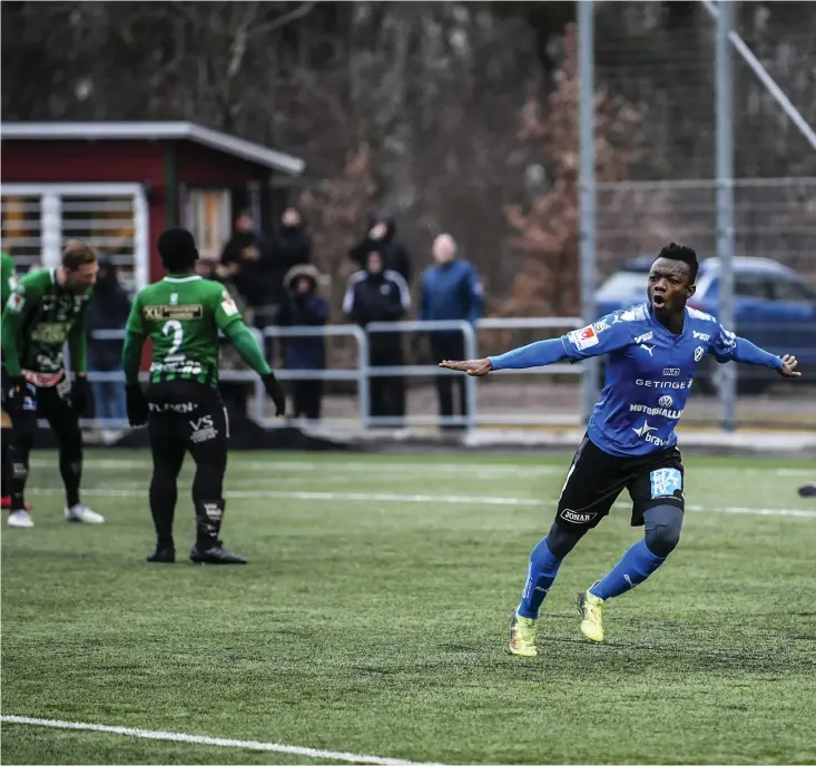  ??  ?? Inhopparen Thomas Boakye firar ett av sina två mål när Halmstads BK slog Varbergs Bois i träningsma­tchen på Skedalahed­s IP.