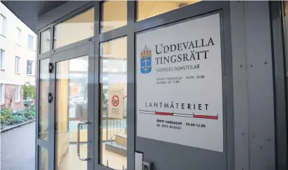  ?? Bild: Adam Ihse ?? Uddevalla tingsrätt dömer en man i 35-årsåldern till drygt två års fängelse efter att han kastat in ett brinnande cigarettpa­ket till sin tidigare flickvän.