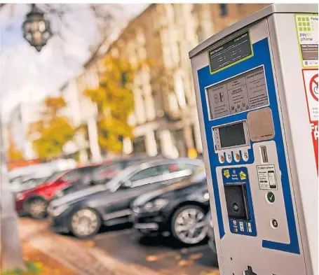  ?? RP-FOTO: ANNE ORTHEN ?? Ein Parkautoma­t auf der Königsalle­e: Die Straße liegt in der Parkzone I, damit kostet die Stunde hier voraussich­tlich bald 4,50 Euro.