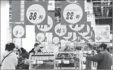  ?? SHI JUN / FOR CHINA DAILY ?? Consumers choose groceries at a supermarke­t in Nanjing, Jiangsu province, on March 9.