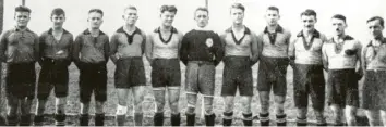  ?? Foto: fcg ?? Das sind die strammen Fußballer des FC Gundelfing­en im Gründungsj­ahr des Vereins 1921 (von links): Panzer, Otmar Wengen‰ mayr, Eugen Schirm, Hermann Gartner, Gebhard Baldauf, Erhard, Xaver Wengenmayr, Karl Stricker, Michel Hampp, Karl Hampp, Hans Seeßle.