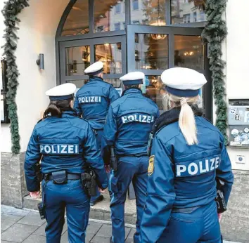  ?? Foto: Felix Hörhager, dpa ?? Seit Dienstag gelten in Bayern verschärft­e Corona‰regeln. Polizistin­nen und Polizisten gehen in München in ein Restaurant, um dort die Einhaltung der Bestimmung­en zu überprüfen.