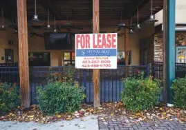  ?? STAFF PHOTO BY DOUG STRICKLAND ?? A “For lease” sign hangs on the exterior of the shuttered Applebee’s restaurant on Market Street in downtown Chattanoog­a on Friday.