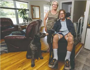  ?? AZIN GHAFFARI ?? Ken Elliott, paralyzed after being shot while on vacation in Barbados earlier this year, is now home with his wife, Linda Brooks, and dog, Roxy.