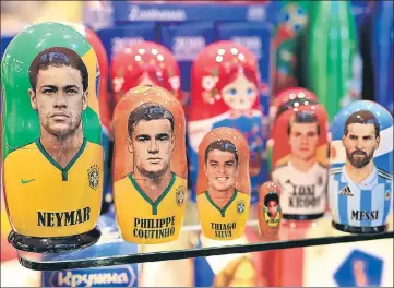  ?? GETTY IMAGES ?? ■ Russian dolls featuring faces of Neymar, Philippe Coutinho, Thiago Silva and Lionel Messi for sale at a Moscow souvenir shop.