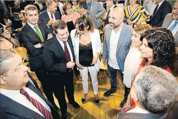  ?? HÉCTOR MARTÍN / EFE ?? El presidente de Castilla-La Mancha, Emiliano García-Page, junto a los dos miembros de Podemos que ya forman parte de su gobierno
