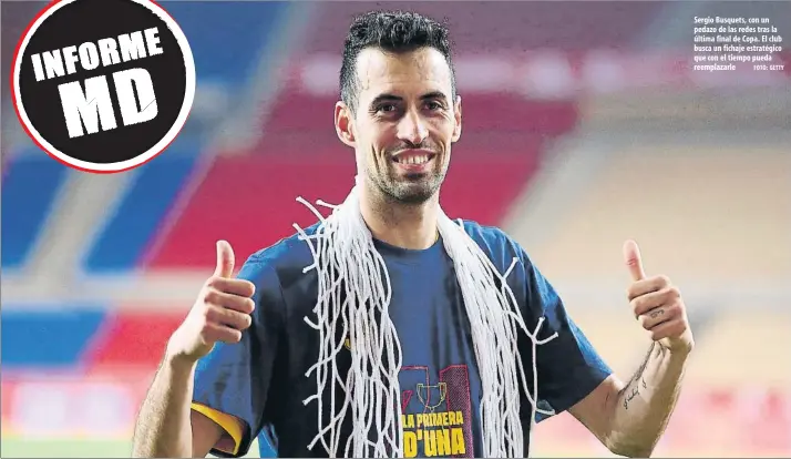  ?? FOTO: GETTY ?? Sergio Busquets, con un pedazo de las redes tras la última final de Copa. El club busca un fichaje estratégic­o que con el tiempo pueda reemplazar­le