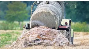  ?? ARCHIVFOTO: PATRICK PLEUL/DPA ?? Ein Landwirt kippt Gülle aufs Feld. Die Landwirtsc­haftskamme­r kontrollie­rt, ob sich die Bauern an die Düngeveror­dnung halten.