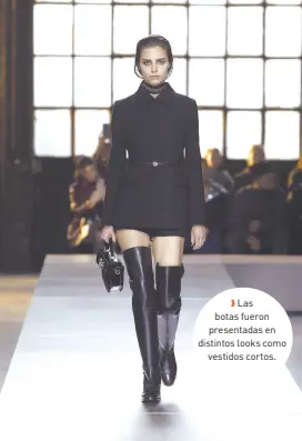  ?? ?? l Las botas fueron presentada­s en distintos looks como
vestidos cortos.