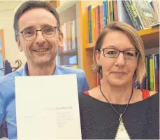  ?? FOTO: SJG MEDIENARBE­IT ?? Für den Satz des Buches „Morgen mehr“von Tilman Rammstedt ist Schriftset­zerin Anja Grad (rechts) von „Satz für Satz“von der Stiftung Buchkunst ausgezeich­net worden, eines der schönsten Bücher 2017 gesetzt zu haben. Kurt Schauer von der Carbunus...