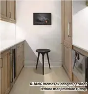  ??  ?? RUANG memasak dengan perabot
terbina menjimatka­n ruang.