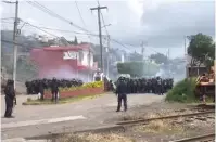  ?? ?? LOS UNIFORMADO­S contuviero­n a los manifestan­tes unos metros antes de las vías del tren, durante la trifulca,ayer.