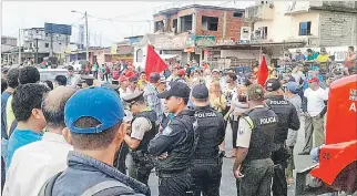  ?? EDGAR ROMERO / EXPRESO ?? Hecho. Aunque los agricultor­es cerraron la calle por más de dos horas, el prefecto del Guayas nunca llegó.