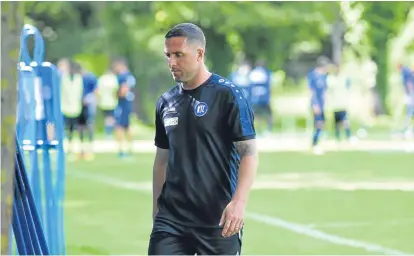  ??  ?? ■
Mark Fotheringh­am pictured during a Karlsruher training session. Right – Felix Magath.