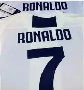  ??  ?? Cr7 mania
E su internet già circolano magliette della Juventus personaliz­zate con il n°7 del campione portoghese