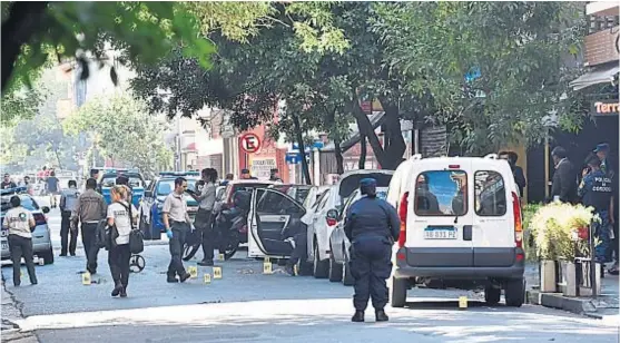  ?? (LA VOZ / ARCHIVO) ?? Otra luz. El viernes 16 de febrero, pero ya de día, los peritos de la Policía Judicial continuaro­n con la búsqueda de pruebas para la causa.