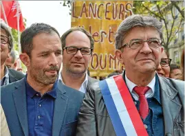  ?? (© ISA HARSIN/SIPA) ?? Beim Demo gegen Macrons Arbeitsges­etze stehen B. Hamon, der gescheiter­te PS-Kandidat, und J.L. Mélenchon, Chef der Insoumis beiseite.