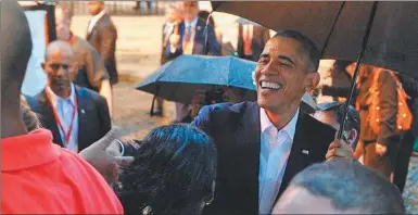  ??  ?? SONRISAS. La “mano tendida” del ex presidente tuvo recepcione­s opuestas de la sociedad y del régimen cubano.