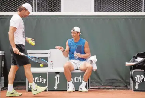  ?? EFE ?? Nadal, con Carlos Moyà, durante un entrenamie­nto en Roland Garros