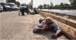  ?? FOTO: LEHTIKUVA/AFP/BEHRAD GHASEMI ?? En attack mot en militärpar­ad i sydvästra Iran tvingade åskådarna■ ta skydd.