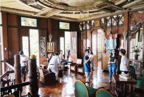  ??  ?? CULTURAL HERITAGE TOUR.
The team visited the Santos Mansion known for its classical art deco architerct­ure