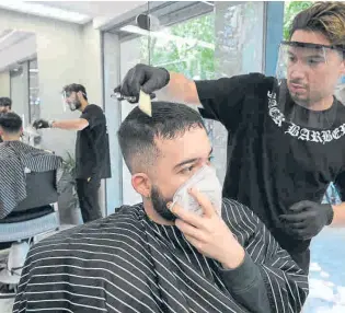  ?? AFP ?? Las peluquería­s, como esta en Barcelona, son algunos de los negocios que reabrieron ayer.