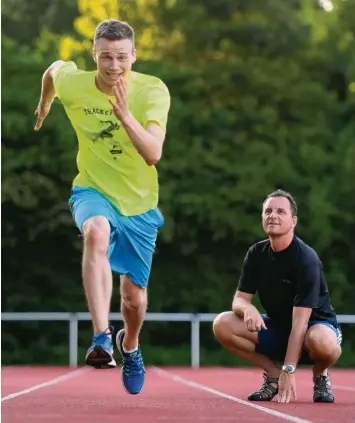  ?? Foto: Ulrich Wagner ?? Aleksandar Askovic ist derzeit schnellste­r 100 Meter Sprinter Bayerns. Der 19 jährige Augsburger und Trainer Stefan Wastian arbeiten sich stetig näher an die deutsche Spitze heran.
