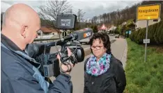  ?? Foto: Benedikt Siegert ?? Gestern war Königsbron­n im Zentrum des Medieninte­resses. Auch Ellen Schreiber er innert sich noch an die schrecklic­he Tat.