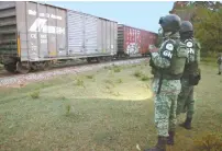  ??  ?? Elementos de la Guardia Nacional, junto con el Instituto Nacional de Migración, implementa­ron operativos por donde transita el tren.